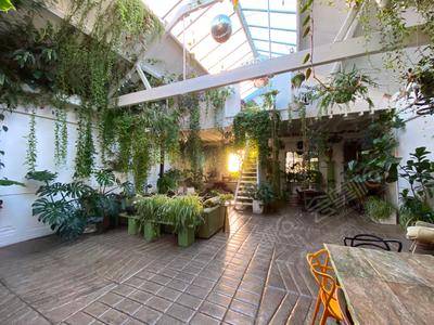 Plant filled Victorian stable in old Tram DepotPlant filled Victorian stable in old Tram Depot基础图库10